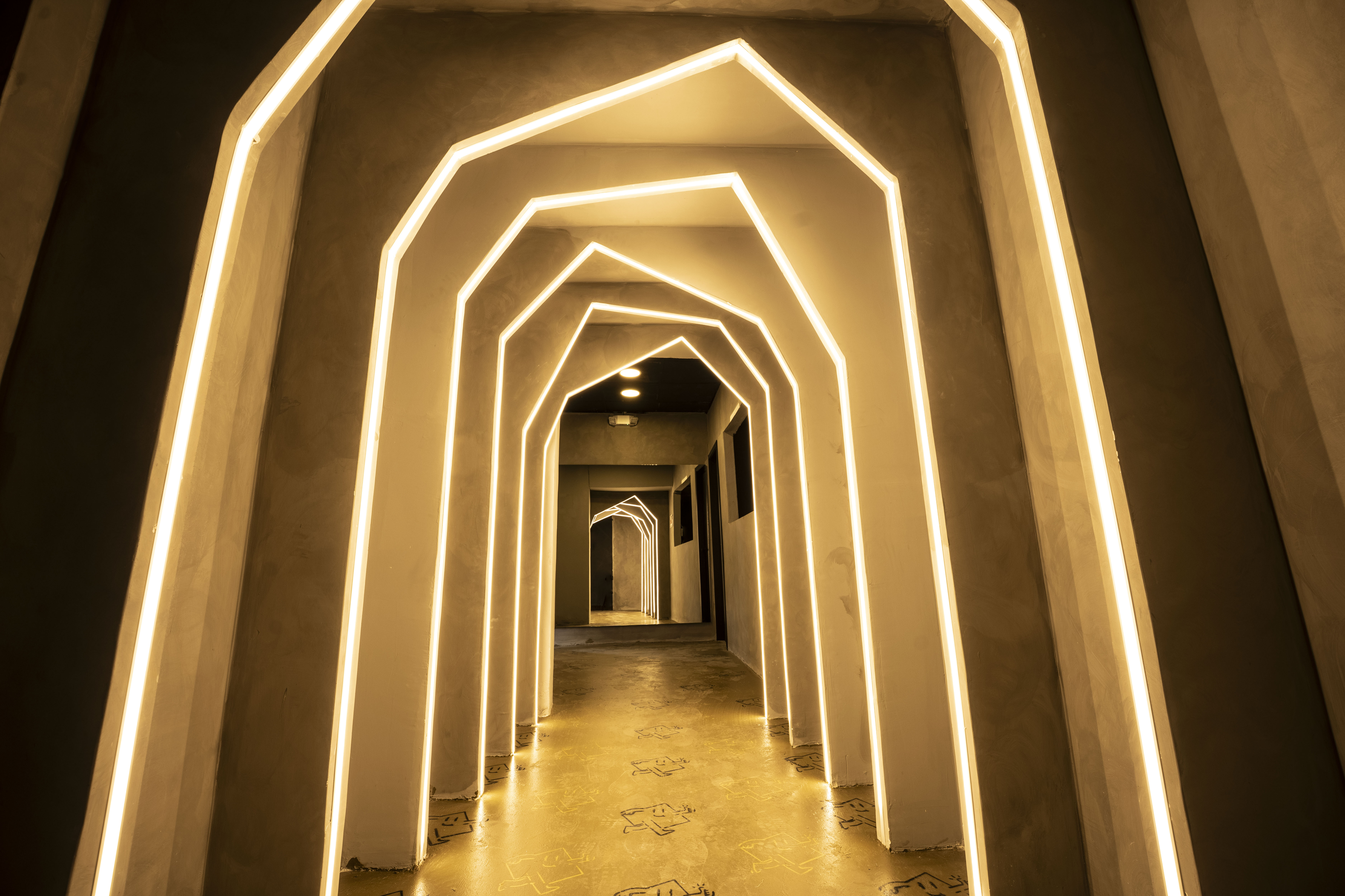 Pasillo de arcos iluminados