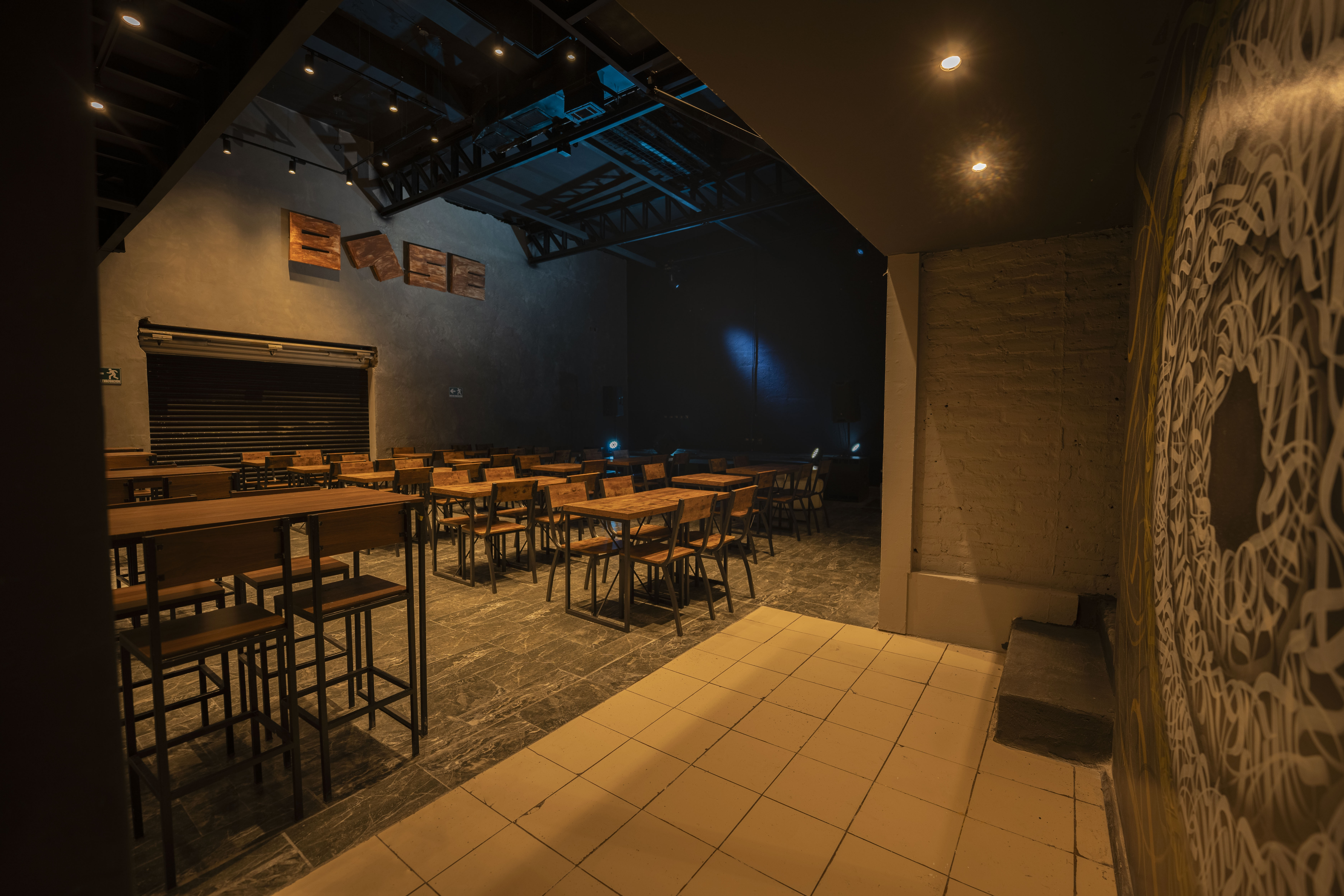 Mural y mesas del salón